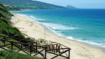 Una spiaggia nelle vicinanze