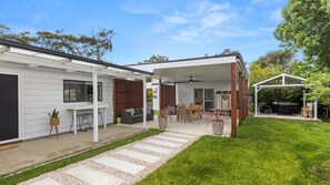 Outdoor dining - Callala Bay Gem - Jervis Bay - Pet Friendly Getaway with Spa (Callala Bay)