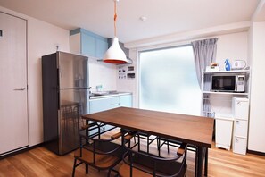 Kühlschrank, Mikrowelle, Herdplatte, Kochgeschirr/Geschirr/Besteck