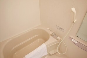 Sèche-cheveux, serviettes fournies