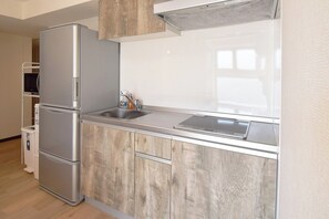 Kjøleskap, mikrobølgeovn, kokeplater og kjøkkenutstyr