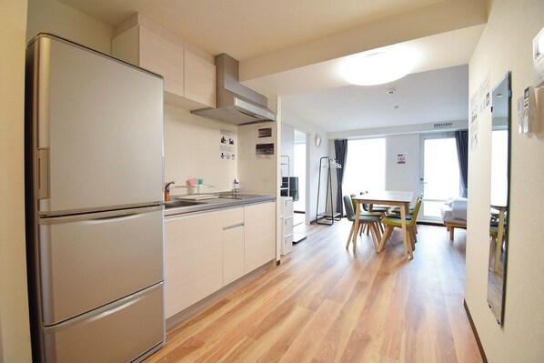 Réfrigérateur, micro-ondes, plaque de cuisson