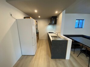 Réfrigérateur, four à micro-ondes, surface de cuisson