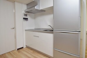 Réfrigérateur, micro-ondes, plaque de cuisson