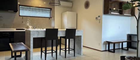 Refrigerador, microondas, parrilla de estufa y utensilios de cocina
