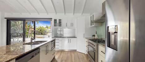 Frigorífico, microondas, horno y placa de cocina