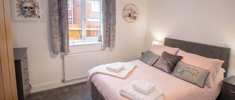 2 slaapkamers, een strijkplank/strijkijzer, wifi, beddengoed