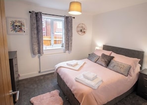 2 bedrooms, iron/ironing board, WiFi, bed sheets - 2 Bed, Sleeps 4, Pet Friendly, Free Parking (Rotherham)