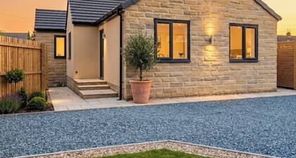 2 Bed, Sleeps 4, Pet Friendly, Free Parking