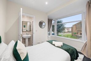 5 bedrooms, iron/ironing board, WiFi, bed sheets