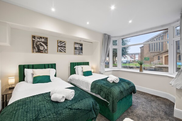 5 bedrooms, iron/ironing board, WiFi, bed sheets