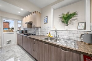 Réfrigérateur, four à micro-ondes, un four, surface de cuisson