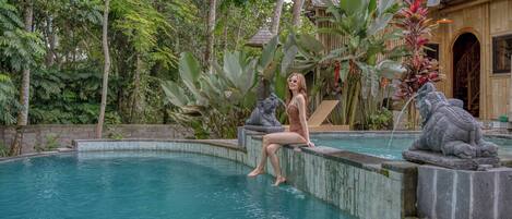 Una piscina al aire libre