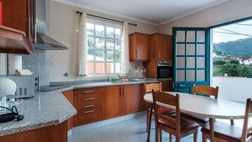 Réfrigérateur, micro-ondes, four, cafetiÚre/bouilloire