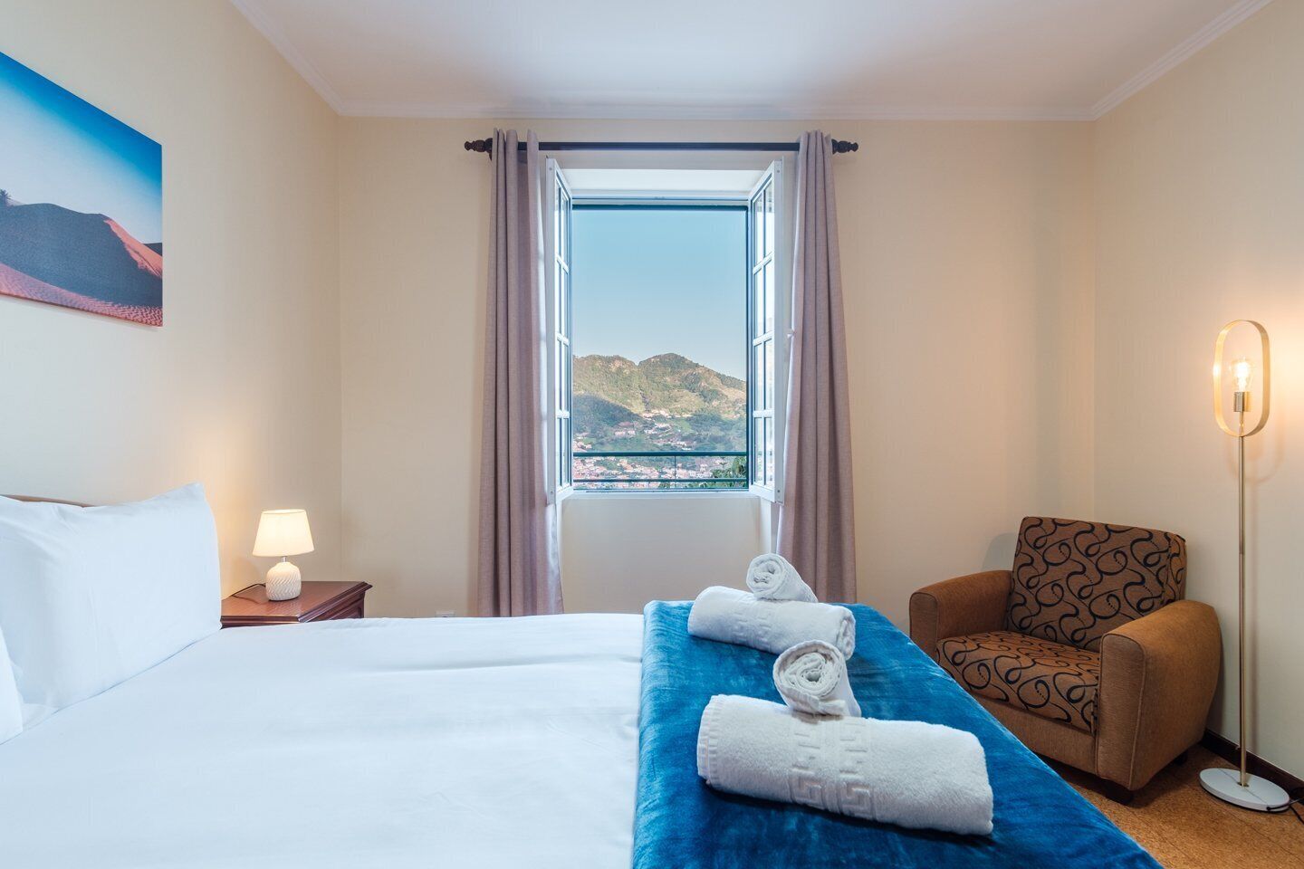 2 slaapkamers, een strijkplank/strijkijzer, internet, beddengoed