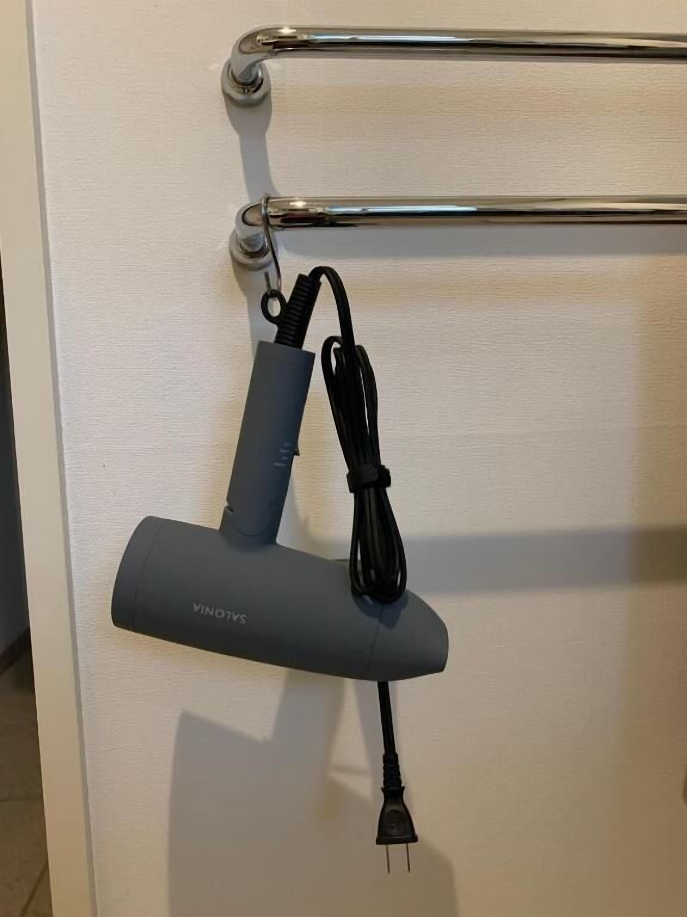 Een wandcontactdoos met snoer, bevestigd aan een muur.
