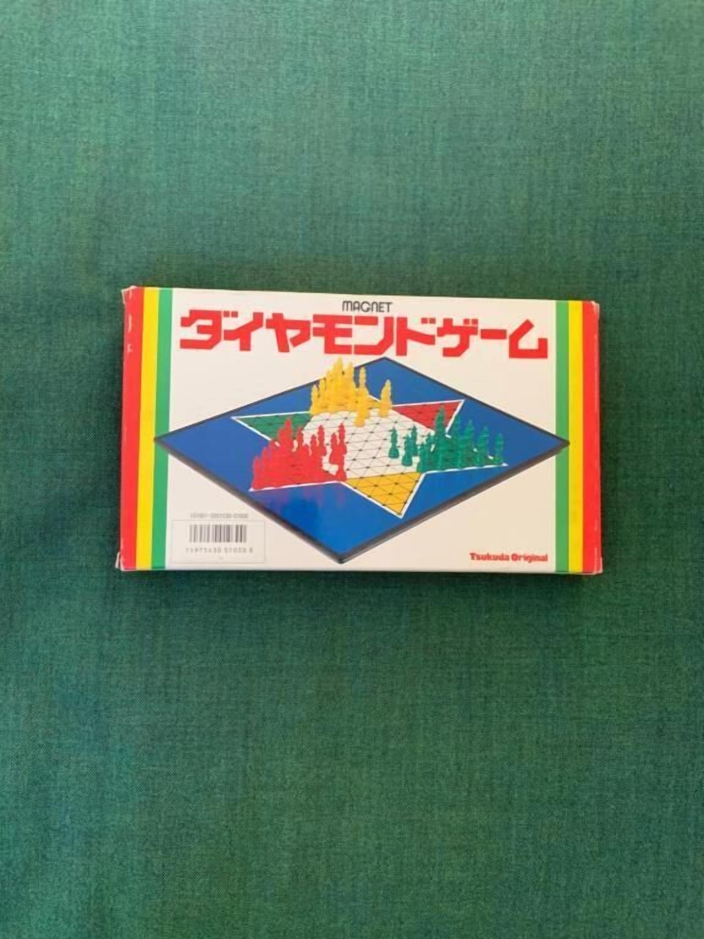 Een opgevouwen kaart met een kleurrijk ontwerp en Japanse tekst.
