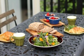 Outdoor dining - Kamakura Vacation House (Kamakura)