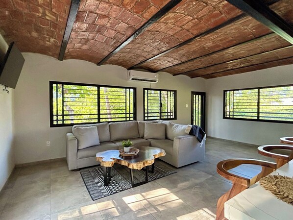 Living area - Charming 2-bedroom house with WiFi, AC in fantastic Playa Platanitos (Playa Platanitos)