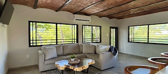 Charming 2-bedroom house with WiFi, AC in fantastic Playa Platanitos