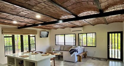 Charming 2-bedroom house with WiFi, AC in fantastic Playa Platanitos