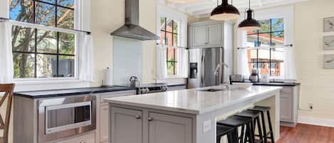 Geladeira, micro-ondas, fogão, cooktop