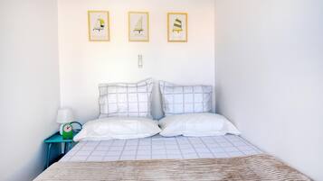 1 slaapkamer, een strijkplank/strijkijzer, wifi, beddengoed