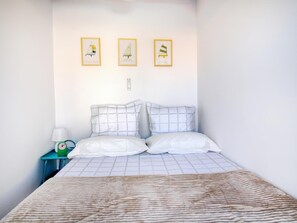 1 slaapkamer, een strijkplank/strijkijzer, wifi, beddengoed