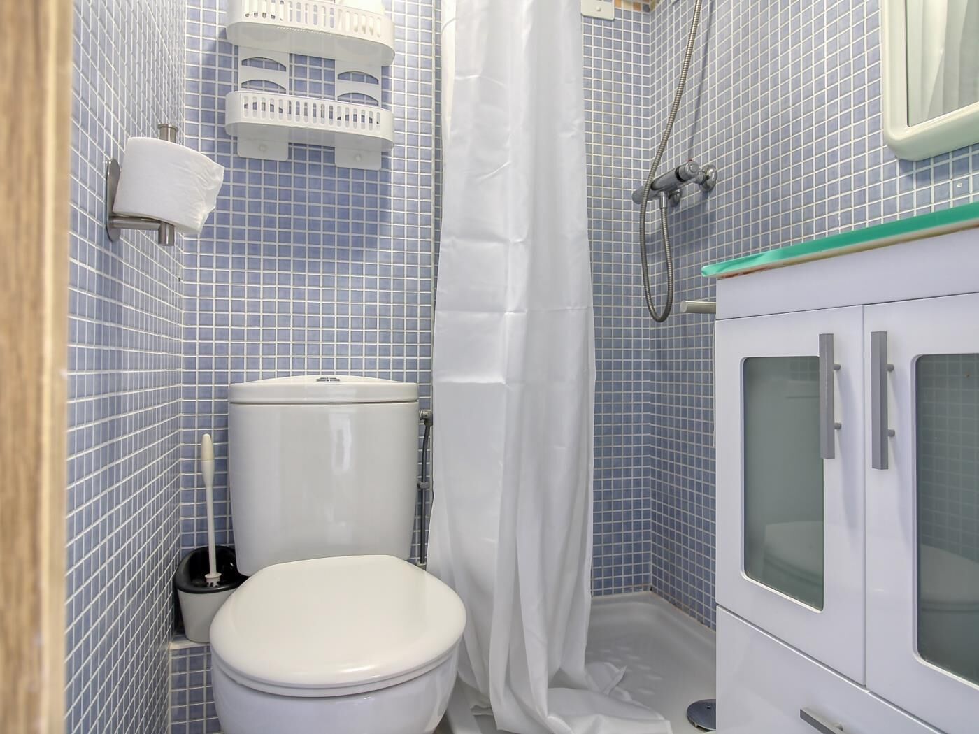 Een haardroger, handdoeken