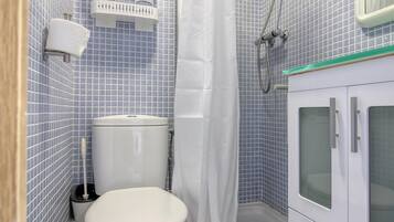 Een haardroger, handdoeken