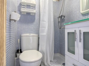 Een haardroger, handdoeken