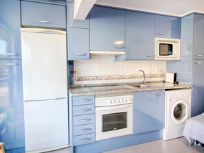 Een koelkast, een magnetron, een koffiezetapparaat/waterkoker