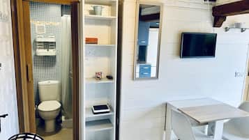 1 bedroom, iron/ironing board, internet, bed sheets