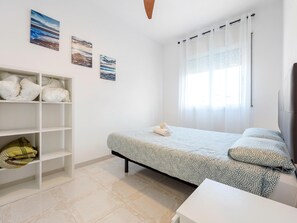 4 slaapkamers, een strijkplank/strijkijzer, internet, beddengoed