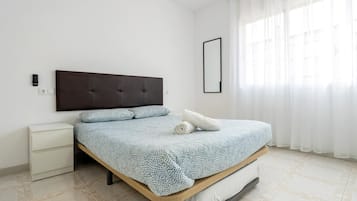 4 bedrooms, iron/ironing board, Internet, bed sheets