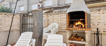 House with pool and barbecue 200m beach