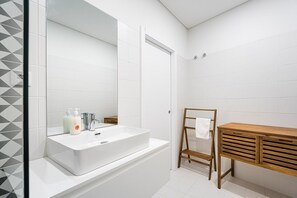 Dusche, Haartrockner, Handtücher