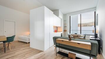 Escrivaninha, ferros/tábuas de passar roupa, acesso à internet