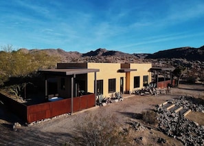 Exterior - Lobo Luna: Home next to Joshua Tree National Park (Joshua Tree)