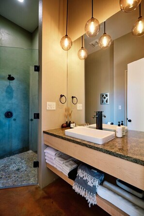 Hårtørrer, håndklæder