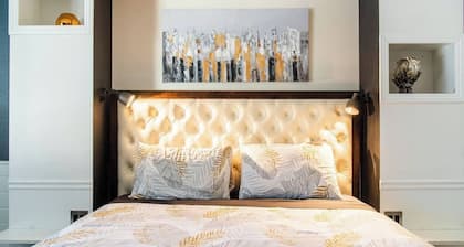 "Gold Rush" Hotel Suite with AC/Heating & Indoor Jetted Tub