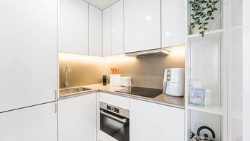 Fridge, oven, dishwasher, coffee/tea maker