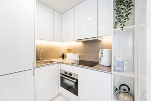 Frigorífico, horno, lavavajillas y cafetera o tetera