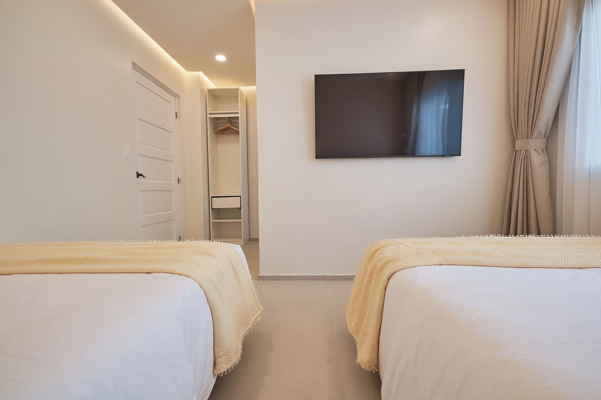 Iron/ironing board, WiFi, bed sheets