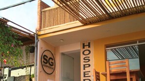 A hotel entrance with a sign reading "SG HOSPEDAGEO". - SGH Paracas (Paracas)