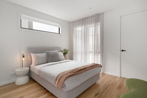 3 bedrooms, iron/ironing board, WiFi, bed sheets - Rye Local LUXE III - 300m to Beach & Shops - 3 bed, 2 bath, amazing location! (rye)