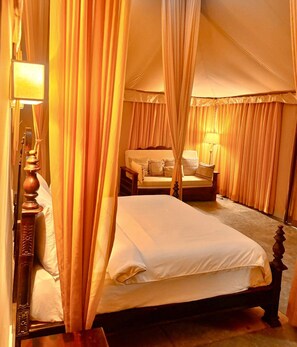 Romantische suite, uitzicht op resort | 1 slaapkamer, een kluis op de kamer, een bureau, een laptopwerkplek
