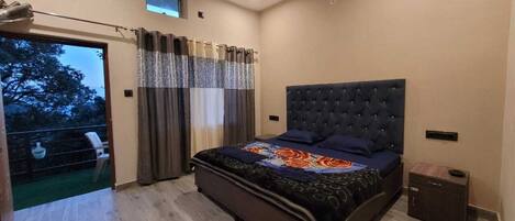 Deluxe Room, Balcony, Mountain View | Free WiFi, bed sheets