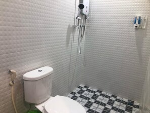 Shower, hair dryer, towels, soap - That Luang Place House (Luang Prabang)