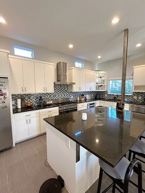 Microwave, oven, stovetop, dishwasher - Chic Modern 3-bedroom Condo in Central Austin (Austin)